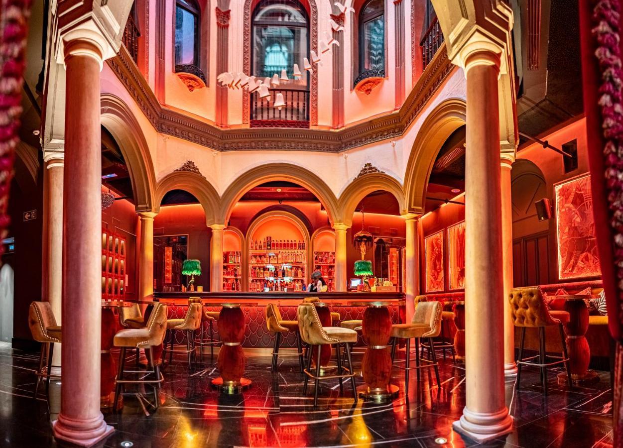 Hotel Lobby Sevilla Kültér fotó The bar at the nightclub