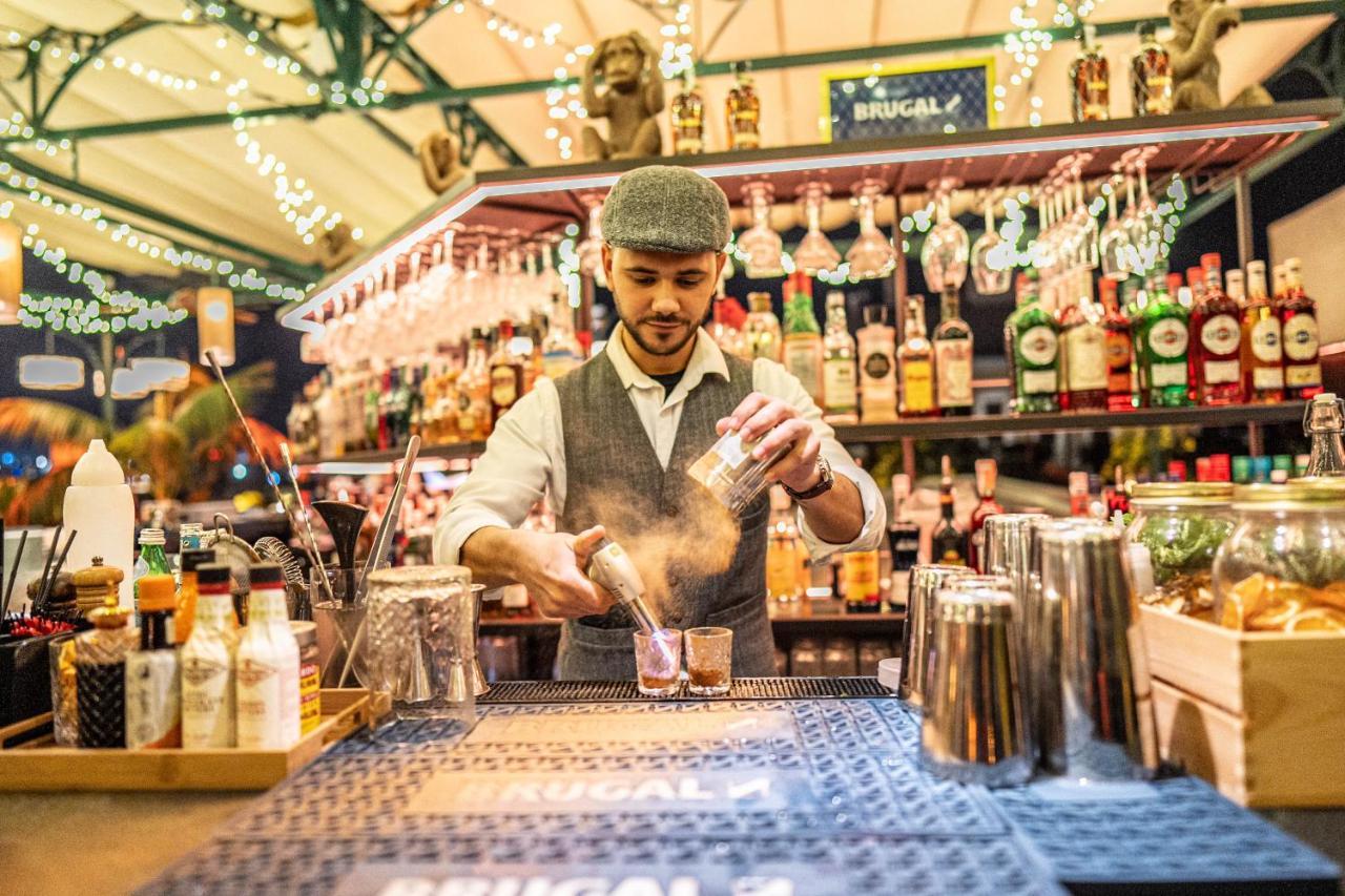 Hotel Lobby Sevilla Kültér fotó A bartender at work