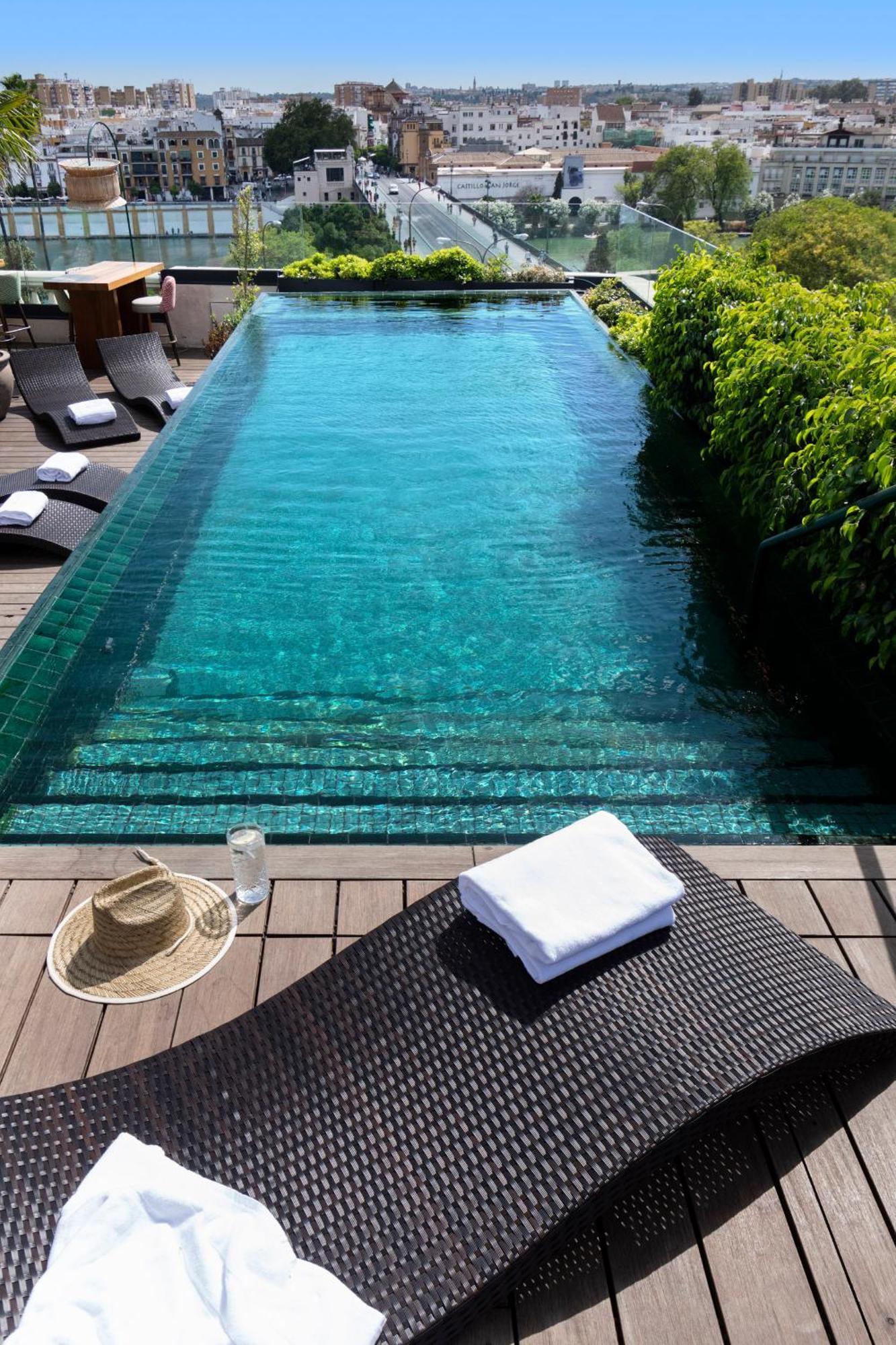 Hotel Lobby Sevilla Kültér fotó Infinity pool at the Mandarin Oriental, Bangkok