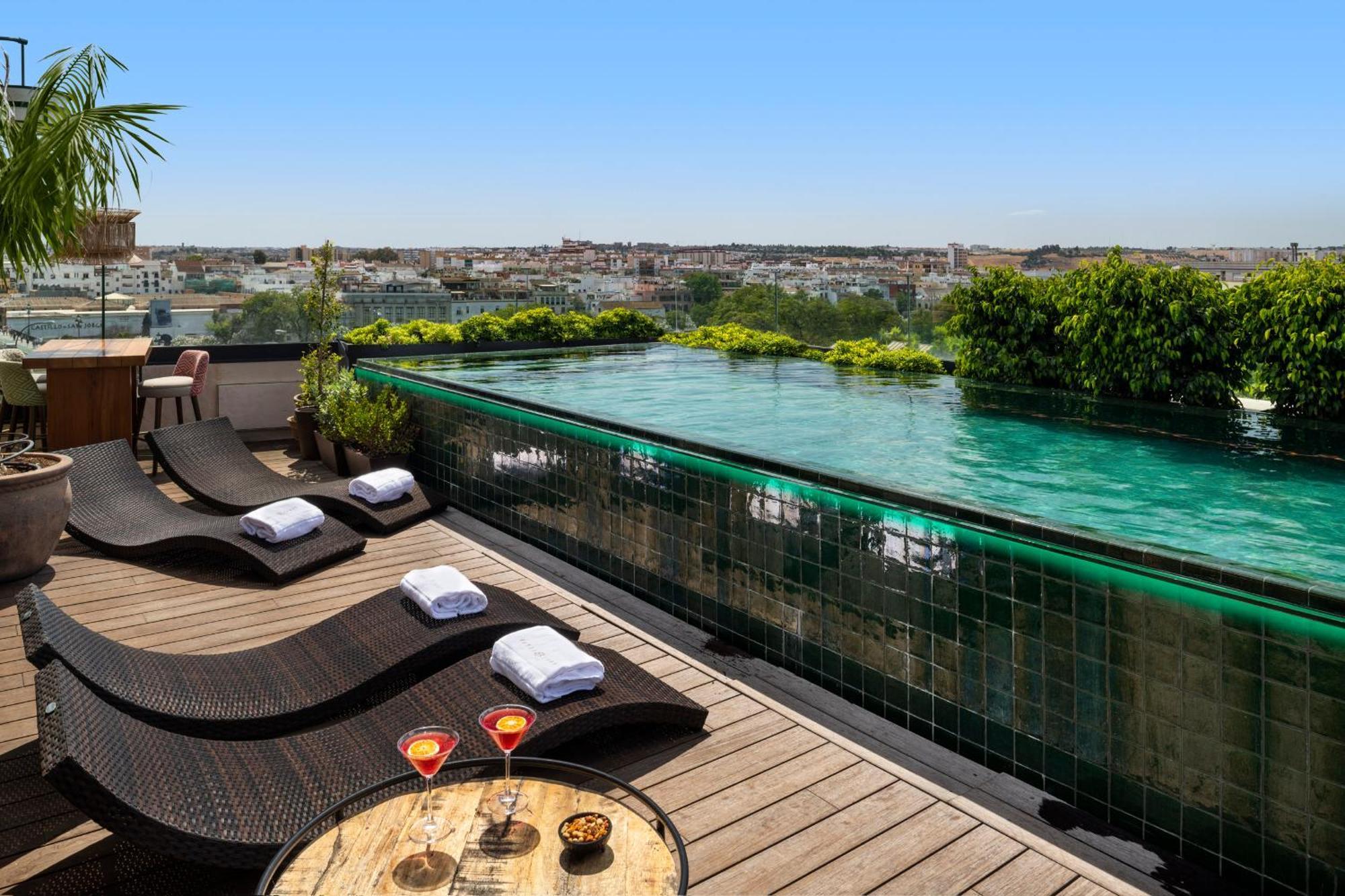Hotel Lobby Sevilla Kültér fotó Rooftop pool