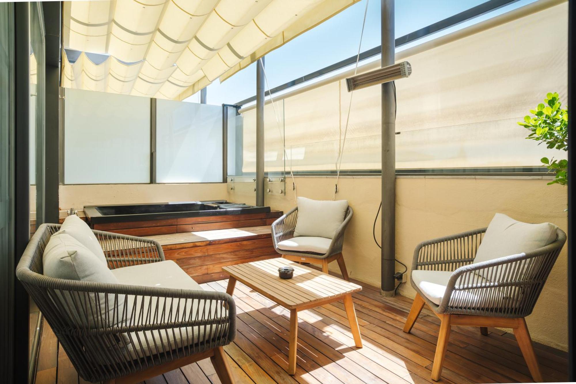 Hotel Lobby Sevilla Kültér fotó A balcony with a retractable awning