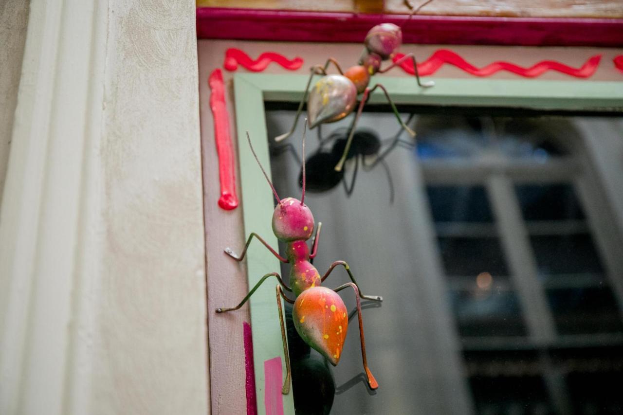 Hotel Lobby Sevilla Kültér fotó A toy ant